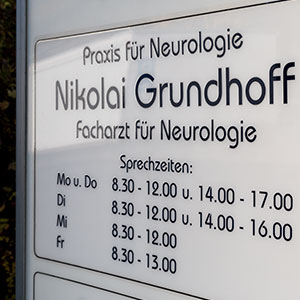 Schild mit den Sprechzeiten der Praxis